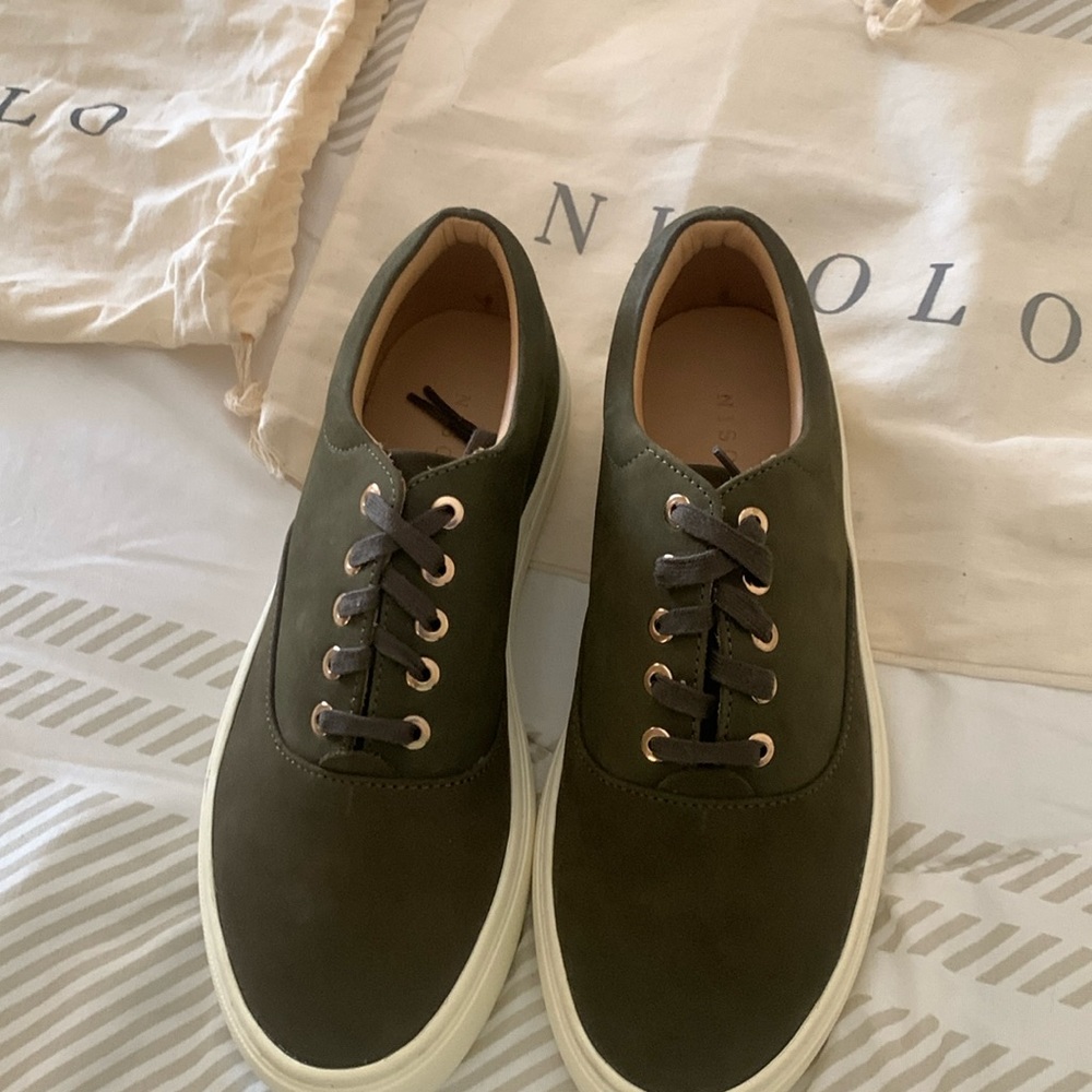 Nisolo new deep green everyday sneaker. Rare color. Can not get anymore.